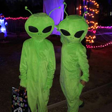Dos niños disfrazados de extraterrestres.